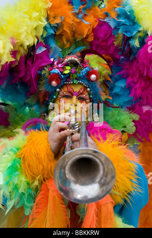 Carnevale a Maastricht Questo festival è diversa e poi in altre parti del Holland come ci sono circa un centinaio di bande suonando live fanfara musica nel centro della città la maggior parte delle celebrazioni che avvengono al di fuori per le strade e le piazze durante i tre giorni di festeggiamenti la gente ballare chat Joke e soprattutto bere un sacco di alcol Foto Stock