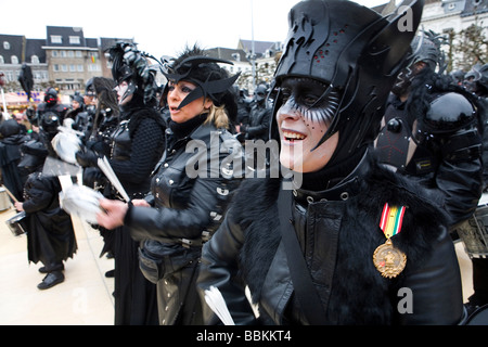 Carnevale a Maastricht Questo festival è diversa e poi in altre parti del Holland come ci sono circa un centinaio di bande suonando live fanfara musica nel centro della città la maggior parte delle celebrazioni che avvengono al di fuori per le strade e le piazze durante i tre giorni di festeggiamenti la gente ballare chat Joke e soprattutto bere un sacco di alcol Foto Stock