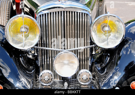 La griglia del radiatore e fari anteriori della vecchia auto Bentley Foto Stock