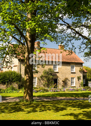 Casa di pietra in villaggio Hovingham, North Yorkshire Foto Stock