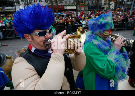 Carnevale a Maastricht Questo festival è diversa e poi in altre parti del Holland come ci sono circa un centinaio di bande suonando live fanfara musica nel centro della città la maggior parte delle celebrazioni che avvengono al di fuori per le strade e le piazze durante i tre giorni di festeggiamenti la gente ballare chat Joke e soprattutto bere un sacco di alcol Foto Stock