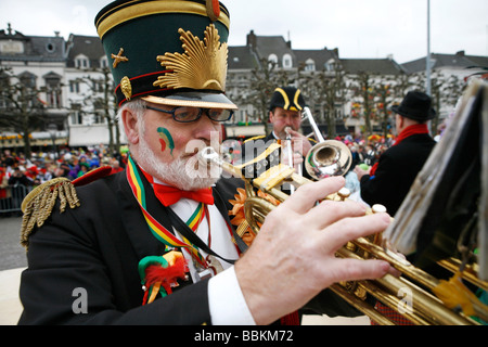 Carnevale a Maastricht Questo festival è diversa e poi in altre parti del Holland come ci sono circa un centinaio di bande suonando live fanfara musica nel centro della città la maggior parte delle celebrazioni che avvengono al di fuori per le strade e le piazze durante i tre giorni di festeggiamenti la gente ballare chat Joke e soprattutto bere un sacco di alcol Foto Stock