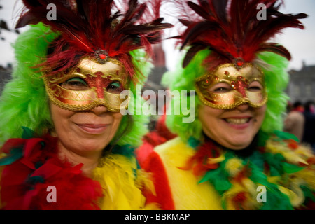 Carnevale a Maastricht Questo festival è diversa e poi in altre parti del Holland come ci sono circa un centinaio di bande suonando live fanfara musica nel centro della città la maggior parte delle celebrazioni che avvengono al di fuori per le strade e le piazze durante i tre giorni di festeggiamenti la gente ballare chat Joke e soprattutto bere un sacco di alcol Foto Stock