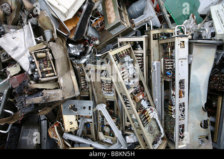 Reclycling di parti di un computer tutti i comuni nei Paesi Bassi sono necessari per fornire noti punti di raccolta di materiale riciclabile e o materiali pericolosi di tutti i tipi di rifiuti separati possono essere accettati qui per libero o una piccola somma a seconda del tipo di materiale di roba verde e mattoni calcestruzzo è solitamente gratuita per alcuni negozi di eseguire la raccolta di sostanze chimiche di vernice olandese di batterie per uso domestico di riciclaggio dei rifiuti in media di 60 2006 Foto Stock