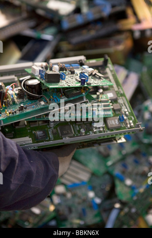 Reclycling di parti di un computer tutti i comuni nei Paesi Bassi sono necessari per fornire noti punti di raccolta di materiale riciclabile e o materiali pericolosi di tutti i tipi di rifiuti separati possono essere accettati qui per libero o una piccola somma a seconda del tipo di materiale di roba verde e mattoni calcestruzzo è solitamente gratuita per alcuni negozi di eseguire la raccolta di sostanze chimiche di vernice olandese di batterie per uso domestico di riciclaggio dei rifiuti in media di 60 2006 Foto Stock