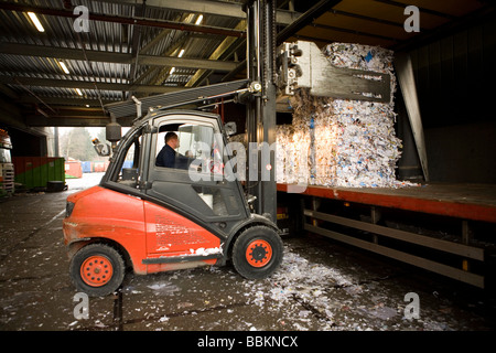 Il riciclo della carta tutti i comuni nei Paesi Bassi sono necessari per fornire noti punti di raccolta di materiale riciclabile e o materiali pericolosi di tutti i tipi di rifiuti separati possono essere accettati qui per libero o una piccola somma a seconda del tipo di materiale di roba verde e mattoni calcestruzzo è solitamente gratuita per alcuni negozi di eseguire la raccolta di sostanze chimiche di vernice olandese di batterie per uso domestico di riciclaggio dei rifiuti in media di 60 2006 Foto Stock