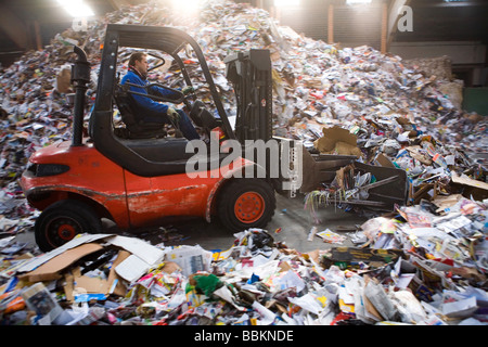 Il riciclo della carta tutti i comuni nei Paesi Bassi sono necessari per fornire noti punti di raccolta di materiale riciclabile e o materiali pericolosi di tutti i tipi di rifiuti separati possono essere accettati qui per libero o una piccola somma a seconda del tipo di materiale di roba verde e mattoni calcestruzzo è solitamente gratuita per alcuni negozi di eseguire la raccolta di sostanze chimiche di vernice olandese di batterie per uso domestico di riciclaggio dei rifiuti in media di 60 2006 Foto Stock