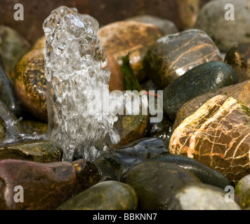 Fontana di acqua su ciottoli Foto Stock