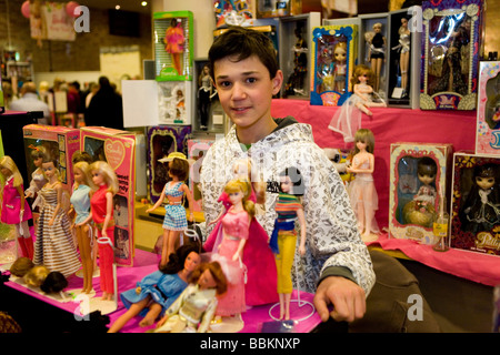 La famosa bambola Barbie è 50 anni il 9 marzo 2009 a causa del suo compleanno olandesi appassionati di Barbie ha organizzato una mostra di barbie in Haarlem la maggior parte dei visitatori sono effettivamente adulti una media bambola Barbie costa circa 90 euro ma rare voci di collettore può andare fino a 1500 euro Foto Stock