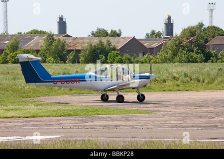 Piper PA-38-112 Tomahawk G-BJUR parcheggiato a Sandtoft Airfield Foto Stock