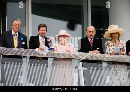 L'Epsom Derby 2009. HM la regina (centro) opinioni il racing dal royal balcone della regina dello stand Foto Stock