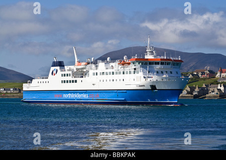 Dh Northlink spedizione traghetti Orkney passeggero traghetto auto MV Hamnavoe arrivando Stromness Foto Stock