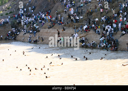 Africa Etiopia Axum Timket cerimonia salto della gioventù in una piscina di acqua santa come parte di una venuta di cerimonia di età Foto Stock