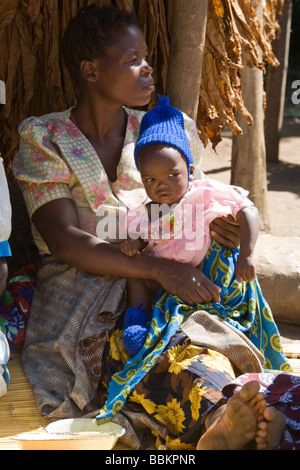 La madre e il bambino ragazza nel villaggio di Nyombe, Malawi, Africa Foto Stock