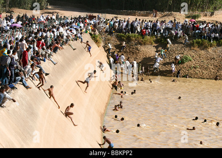 Africa Etiopia Axum Timket cerimonia salto della gioventù in una piscina di acqua santa come parte di una venuta di cerimonia di età Foto Stock