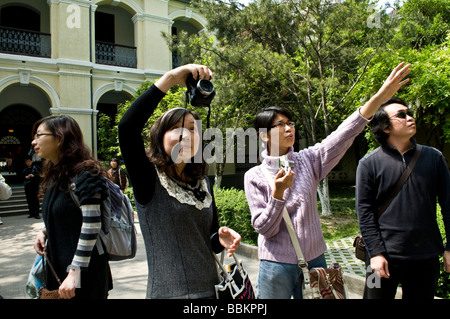 Turisti cinesi di scattare foto nei giardini del palazzo presidenziale in Nanjing Cina Foto Stock