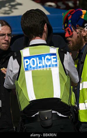 La polizia a chiacchierare con alcuni xenu anti chiesa di manifestanti scientlofu Foto Stock