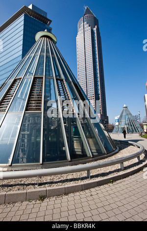 Ingresso alla stazione della metropolitana di fronte all'Messeturm tower, Friedrich-Ebert-Anlage street, Frankfurt am Main, Hesse, Tedesco Foto Stock