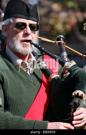 Virginia guardie scozzesi pifferi e tamburi fascia giocare a Irish Folk Festival in Richmond, Virginia Foto Stock