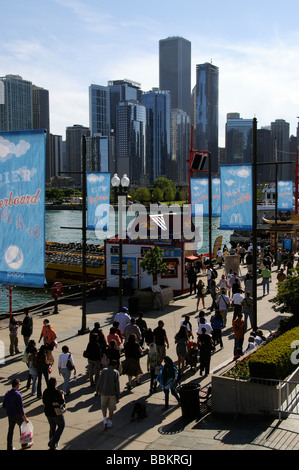 Il Navy Pier sul Lago Michigan con uno sfondo di Chicago skyline edifici Illinois USA Foto Stock