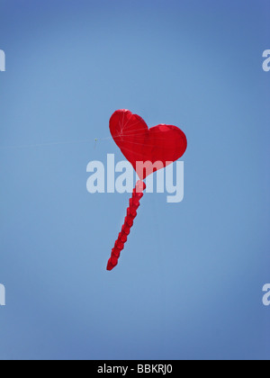 A forma di cuore ad ,aquiloni cielo azzurro,rosso,valentines Foto Stock