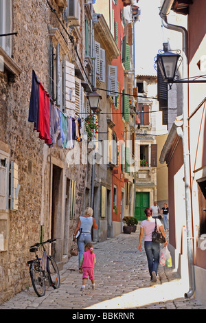 Vicolo nella città vecchia di Rovigno, Istria, Croazia Foto Stock