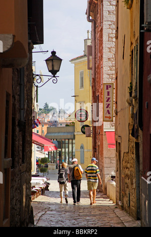 Vicolo nella città vecchia di Rovigno, Istria, Croazia Foto Stock