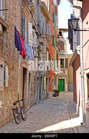 Vicolo nella città vecchia di Rovigno, Istria, Croazia Foto Stock