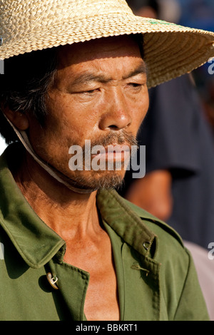 Han cinese al Shipin prodotti freschi di mercato dello Yunnan in Cina Foto Stock