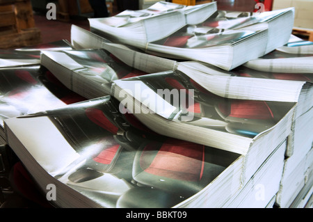 Impianto di stampa impilati opuscoli in attesa di essere elaborate, dettaglio Foto Stock