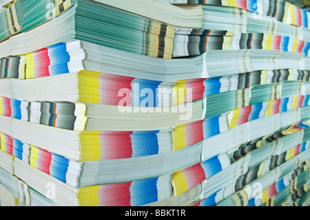 Impianto di stampa impilati opuscoli in attesa di essere elaborate, dettaglio Foto Stock