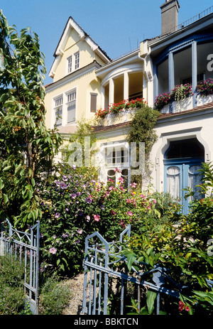 Ville in stile guglielmino con giardini di fronte al parco di Buerger, Hermann-Allmers-Strasse, Schwachhausen di Brema, Ger Foto Stock