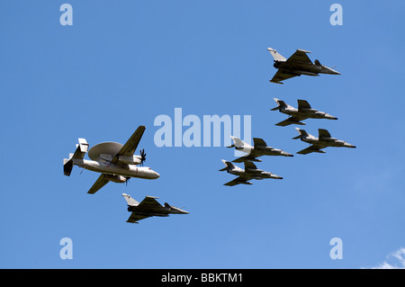 Ferte Alais Marina Francese Hawkeye AWACS jet fighters escort Foto Stock
