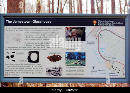 Un segno che descrivono la Jamestown Glasshouse Williamsburg Virginia Foto Stock