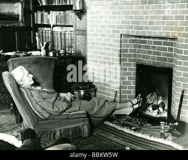 BEATRICE WEBB UK riformista sociale rilassante nel suo angolo Passfields home vicino a Southampton nel 1940 Foto Stock