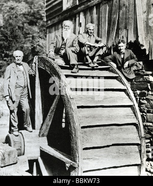 THOMAS EDISON a sinistra con gli amici seduti da sinistra John Burroughs un celebre naturalista Henry Ford e Harvey Firestone proprietario di Foto Stock