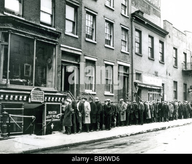 Grande depressione - disoccupati in attesa per gli uffici di Beacon Relief Fund per aprire a New York nei primi anni trenta Foto Stock