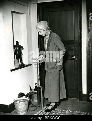 BEATRICE WEBB UK riformista sociale al suo angolo Passfield home vicino a Southampton in 1940 con pompa a staffa e la statua di Lenin Foto Stock