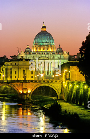 Basilica di San Pietro di Ponte Vittorio Emanuele II, fiume Tevere, in Via della Conciliazione, su strada della conciliazione, Roma, Lazio Foto Stock