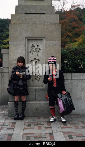 Due adolescenti adepti di Cos giocare vestire come i caratteri del fumetto manga in Shinjuku Tokyo Giappone Foto Stock