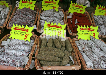 Salsiccia varietà su un mercato francese allo stallo e Montcuq, Lot, Midi-Pirenei, Francia Foto Stock