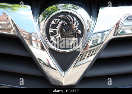 Badge su Vauxhall auto, Londra Foto Stock