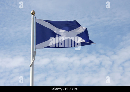 La nazionale scozzese battenti bandiera contro un cielo blu. Foto Stock