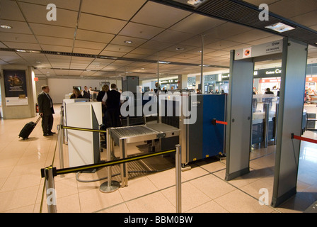 Bagaglio a mano i controlli, persone aeroporto Hamburg, Amburgo, Germania Foto Stock