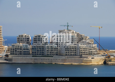 MALTA. Una vista di costruzione e sviluppo al punto di Dragut e Tigne Fort, Sliema. Vista da La Valletta. 2009. Foto Stock