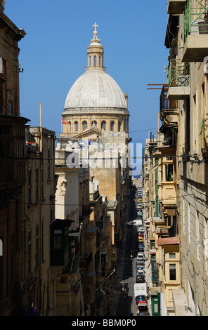 MALTA. Una vista verso il basso Triq Zekka a La Valletta, con la cupola della chiesa carmelitana in distanza. 2009. Foto Stock