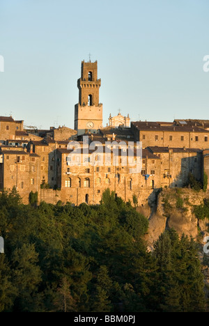 Vista panoramica di Pitigliano, una città costruita su uno sperone di tufo della provincia di Grosseto Foto Stock