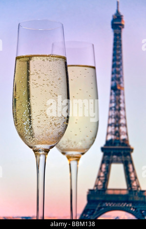 CHAMPAGNE TORRE EIFFEL Parigi romantico tramonto due bicchieri di champagne con la Torre Eiffel al tramonto dietro. Parigi Francia Foto Stock