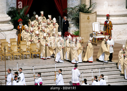 La processione dei Cardinali, inaugurazione del Papa Benedetto XVI, Ratzinger, Basilica di San Pietro, il Vaticano, Roma, Lazio, Italia, UE Foto Stock