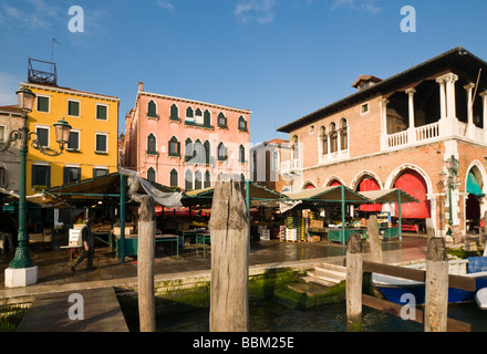 Aria aperta bancarelle di frutta e verdura accanto al Canal Grande Mercato di Rialto San Polo Venezia Italia Foto Stock